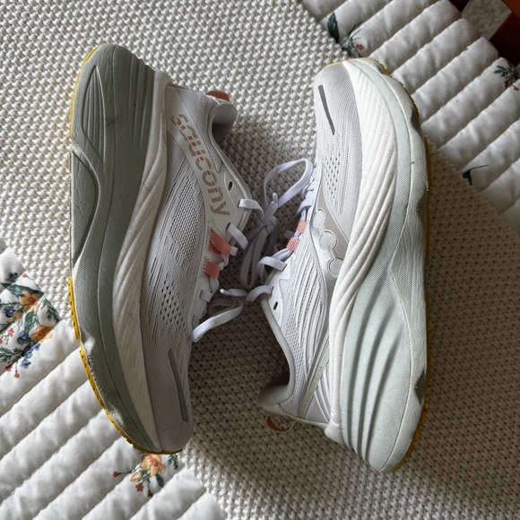 Saucony Hurricane 24 Running Shoes White Foam, Women’s Size 6.5 - Picture 7 of 8